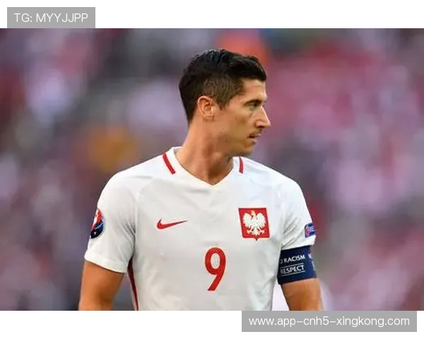 莱万脚弓推射险些破门,拜仁锋线火力持续